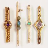 FOUR VARIOUS EARLY 20TH C GEM SET AND PLAIN GOLD BAR BROOCHES, 9G GROSS