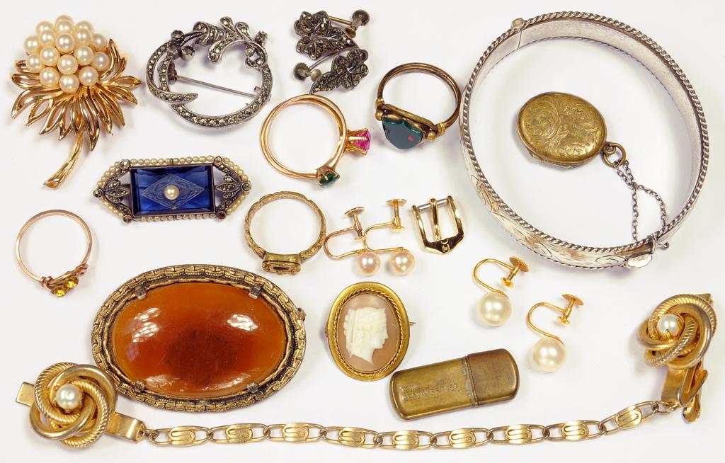 A SMALL QUANTITY OF VINTAGE COSTUME JEWELLERY INCLUDING A SILVER BRACELET, AND AN ART DECO MARCASITE