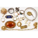 A SMALL QUANTITY OF VINTAGE COSTUME JEWELLERY INCLUDING A SILVER BRACELET, AND AN ART DECO MARCASITE