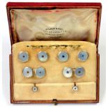 AN ART DECO SAPPHIRE, MOTHER OF PEARL AND TWO COLOUR GOLD DRESS SET OF CUFFLINKS, BUTTONS AND STUDS,