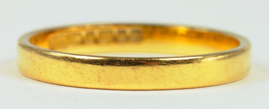 A 22CT GOLD WEDDING RING, SIZE Q, 3.3G