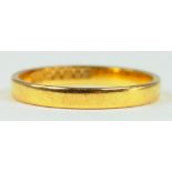 A 22CT GOLD WEDDING RING, SIZE Q, 3.3G