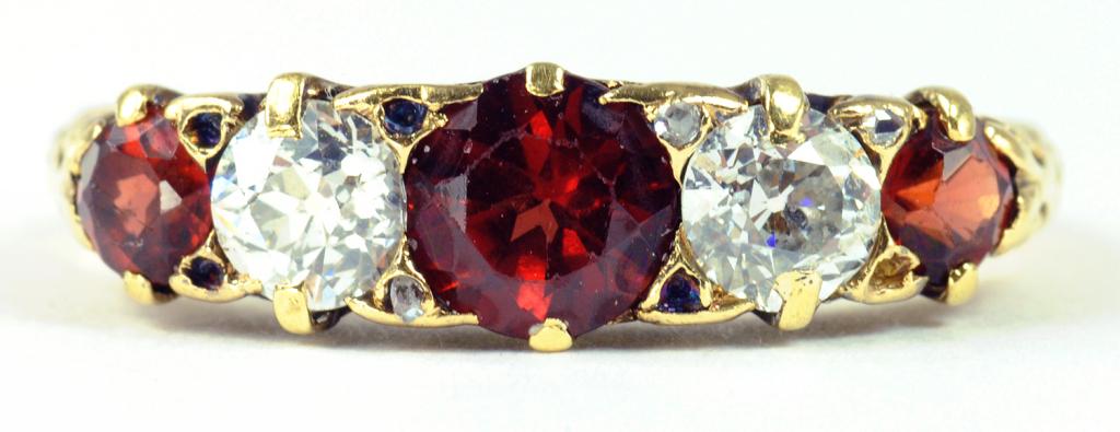 A RUBY AND DIAMOND RING IN GOLD, SIZE I, 3.4G GROSS