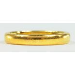 A 22CT GOLD WEDDING RING, SIZE N, 4.7G