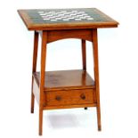 AN ARTS AND CRAFTS OAK OCCASIONAL TABLE WITH TILED TOP, CIRCA 1910