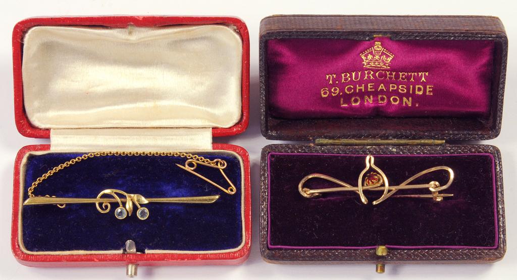 TWO EARLY 20TH CENTURY GOLD GEM SET BAR BROOCHES, ONE IN 15CT, 4.1G GROSS