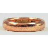 A 9CT GOLD WEDDING RING, SIZE W, 8.8G