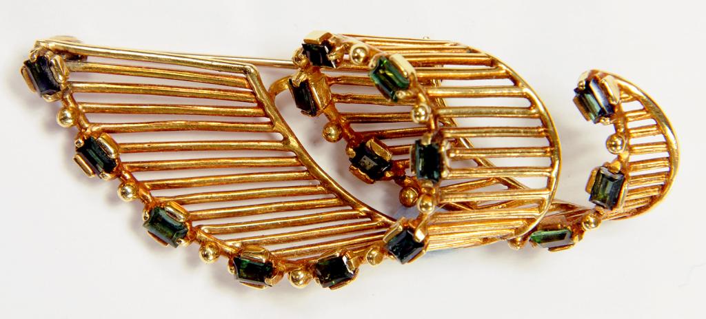 A GREEN TOURMALINE AND GOLD WIREWORK VORTEX BROOCH, C1960, 15.6G GROSS