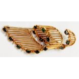 A GREEN TOURMALINE AND GOLD WIREWORK VORTEX BROOCH, C1960, 15.6G GROSS