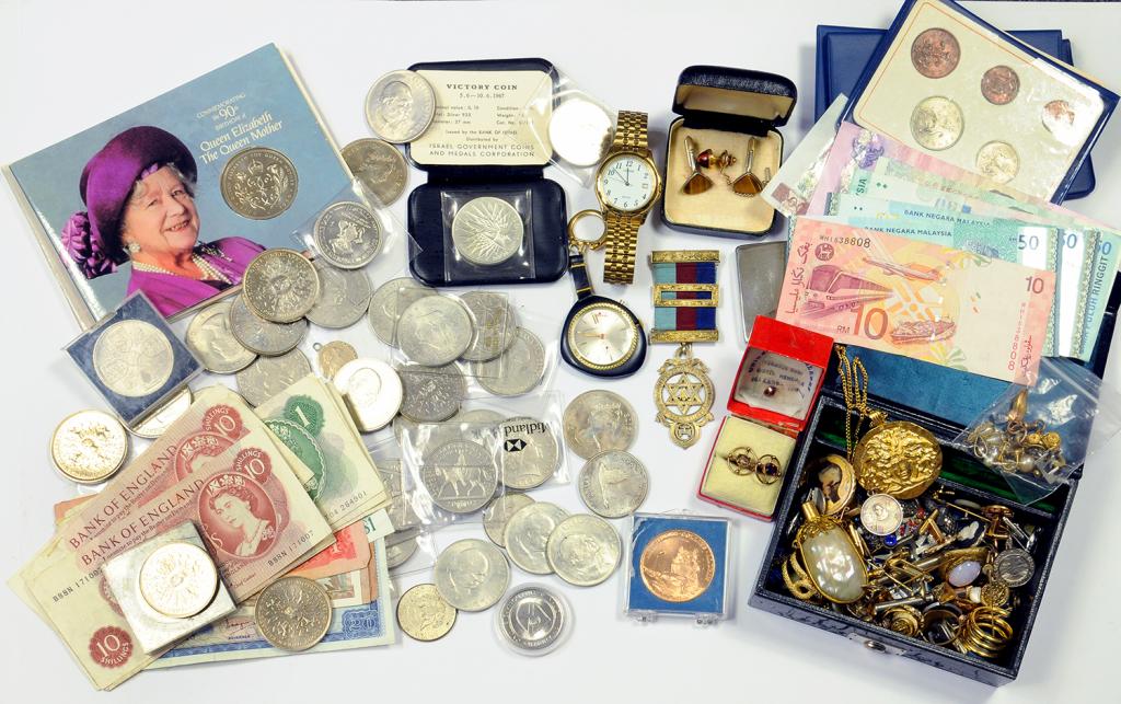 MISCELLANEOUS COSTUME JEWELLERY, WATCHES, A SILVER GILT MASONIC JEWEL, BASE METAL COINS, DECIMAL