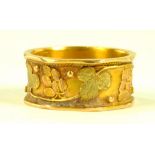 A GOLD BAND RING DECORATED IN GREEN AND RED GOLD WITH GRAPEVINES, MARKED W&B18, CIRCA 1900, SIZE