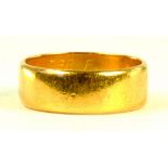 A 22CT GOLD WEDDING RING, SIZE J, 5G