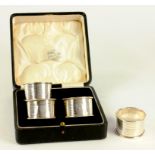 A SET OF FOUR GEORGE V SILVER ENGINE TURNED NAPKIN RINGS, BIRMINGHAM 1924, CASED 2OZS