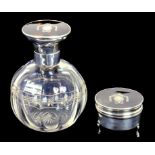 A GEORGE V SILVER MOUNTED GLOBULAR GLASS SCENT BOTTLE, THE TORTOISESHELL INSET FLARED CAP INLAID