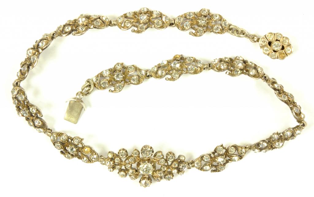 A PASTE NECKLACE IN 18TH CENTURY STYLE, MOUNTED IN SILVER, EARLY 20TH CENTURY