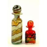 A MDINA GLASS DECANTER AND STOPPER, 28CM H, ENGRAVED SIGNATURE AND PAPER LABEL AND A MDINA RED AND