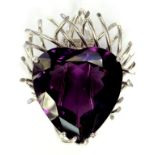 A FINE HEART SHAPED AMETHYST AND WHITE GOLD WIREWORK CLIP BROOCH, INDISTINCTLY MARKED, 24G GROSS