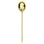 A GOLD AND HARDSTONE CAMEO STICK PIN, THE TERMINAL CARVED WITH THE HEAD OF A PHILOSOPHER, LATE