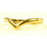 AN 18CT GOLD DART RING, SIZE M, 2.1G