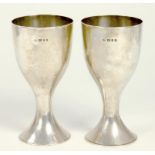 A PAIR OF ELIZABETH II SILVER WINE GOBLETS, 15CM H, MAKER JG, LONDON 1968, 16OZS 10DWTS