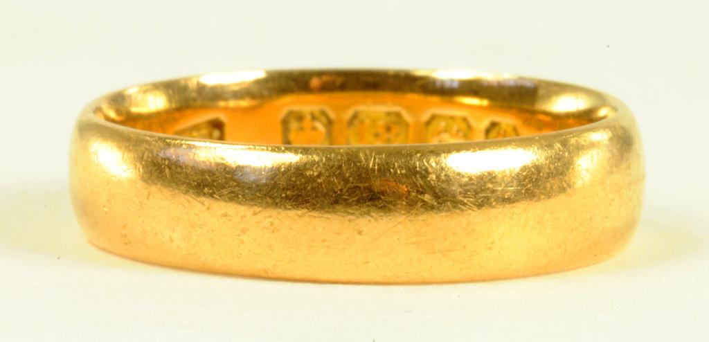 A 18CT GOLD WEDDING RING, SIZE M, 3.8G