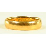 A 18CT GOLD WEDDING RING, SIZE M, 3.8G