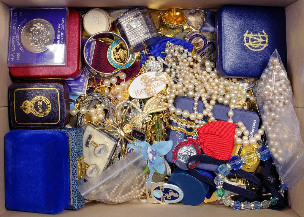 MISCELLANEOUS COSTUME JEWELLERY TO INCLUDE AN EARLY 19TH C DUTCH SILVER CONFIT BOX, ETC