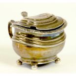 A GEORGE IV SILVER MUSTARD POT ON FOUR BALL FEET, BLUE GLASS LINER, 7CM H, BY WILLIAM BATEMAN,