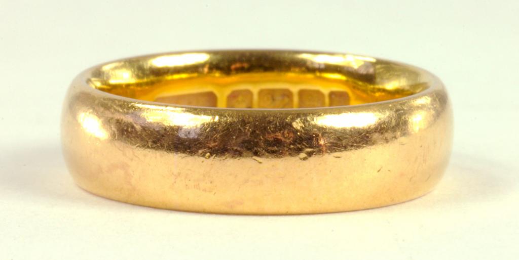 A 22CT GOLD WEDDING RING, SIZE J, 6.4G