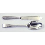 A GEORGE III SILVER FEATHER EDGE TABLE SPOON BY HESTER BATEMAN, LONDON 1780, 1OZS 10DWTS AND A