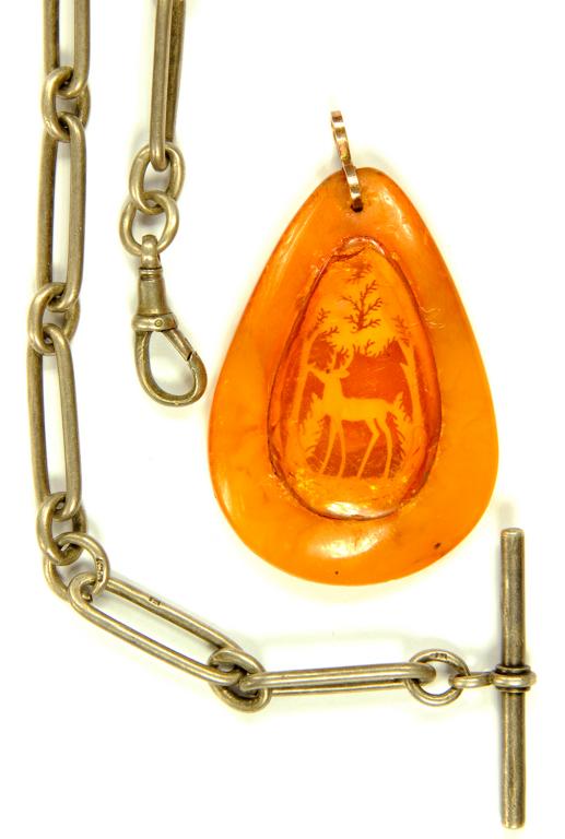 AN AMBER PEAR SHAPED PENDANT AND A SILVER SNAFFLE LINK ALBERT, EARLY 20TH CENTURY, 1OZ