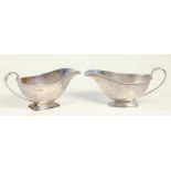 A PAIR OF GEORGE V SILVER SAUCE BOATS, CRESTED, 16.5CM L, LONDON 1930, 9OZS 10DWTS