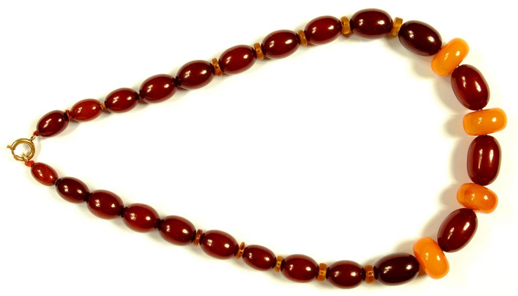 AN AMBER NECKLACE, INCLUDING FOUR YELLOW AMBER BEADS, EARLY 20TH CENTURY