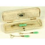 A JADEITE AND GOLD BAR BROOCH AND A PAIR OF SIMILAR JADEITE AND GOLD PENDANT EARRINGS, 11.4G GROSS