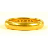 A 22CT GOLD WEDDING RING, SIZE M, 7.2G