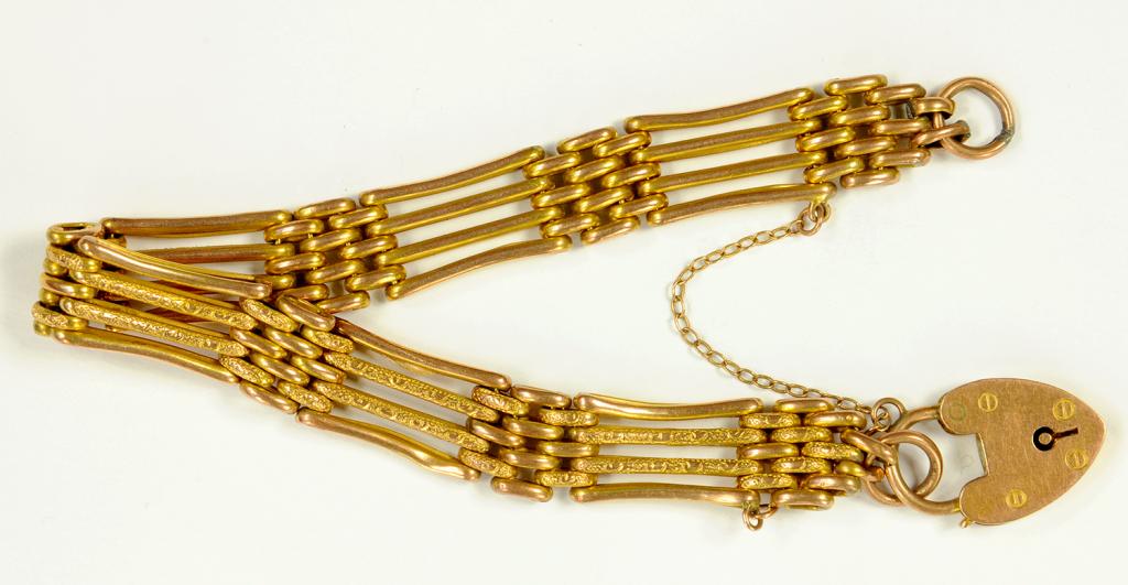 A GOLD GATE BRACELET AND A GOLD PADLOCK, MARKED 9CT, CIRCA 1900, 13G