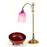 AN EARLY 20TH CENTURY LACQUERED BRASS ADJUSTABLE DESK LAMP WITH SHADED PINK GLASS SHADE, 55CM H