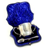 A VICTORIAN SILVER PORRINGER, 7CM H, LONDON 1899 AND A VICTORIAN SILVER SPOON, CASED, 5OZS