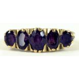 AN AMETHYST FIVE STONE RING IN 9CT GOLD, 3.6G GROSS