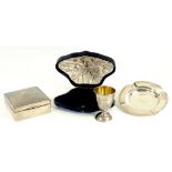 A GEORGE VI SILVER ASHTRAY, 11CM DIAM, BIRMINGHAM 1942, A CASED SILVER EGGCUP AND A SILVER CIGARETTE