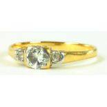 A DIAMOND THREE STONE RING IN GOLD, 1.7G GROSS