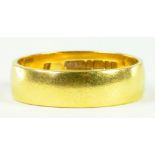 AN 18CT GOLD WEDDING RING, 3.9G