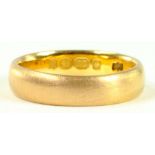 A 22CT GOLD WEDDING RING, 5G