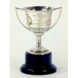 AN ELIZABETH II SILVER TROPHY CUP, ON AFIXED BASE, 20CM H, BIRMINGHAM 1961