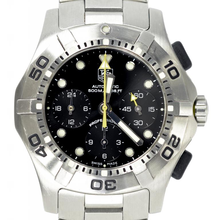 A TAG HEUER STAINLESS STEEL PROFESSIONAL CHRONOGRAPH, THE BLACK DIAL WITH THREE SUBSIDIARY DIALS,