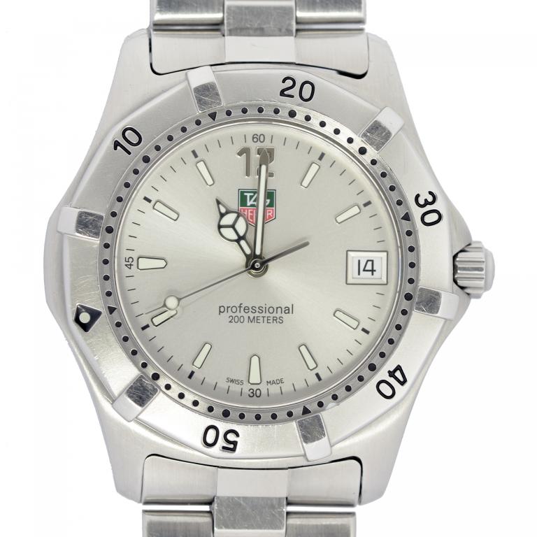 A TAG HEUER STAINLESS STEEL PROFESSIONAL WRISTWATCH, THE SILVER DIAL WITH DATE, LUMINESCENT MARKERS,