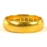 A 22CT GOLD WEDDING RING, 5.9G