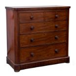 A VICTORIAN MAHOGANY CHEST OF DRAWERS, 106CM W