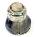 AN ELIZABETH II SILVER MOUNTED HOOF INKWELL, 11.5CM H, LONDON 1962