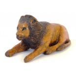 A NAIVE CARVED WOOD MODEL OF A LION, 19.5CM L, CIRCA EARLY 20TH CENTURY